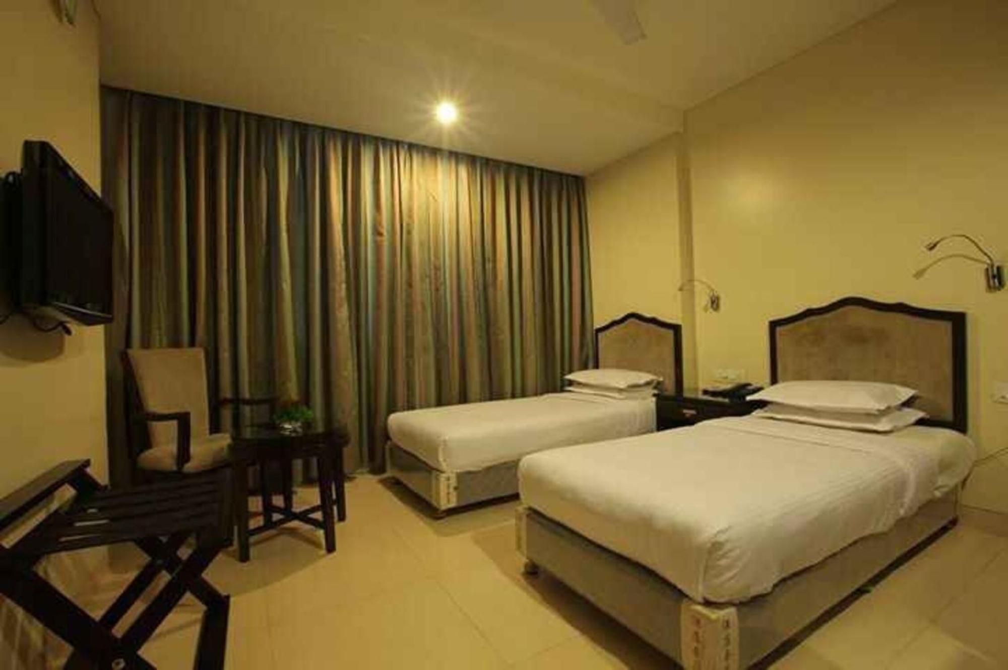 Hotel Ashoka, Pune Yerandwane Екстер'єр фото